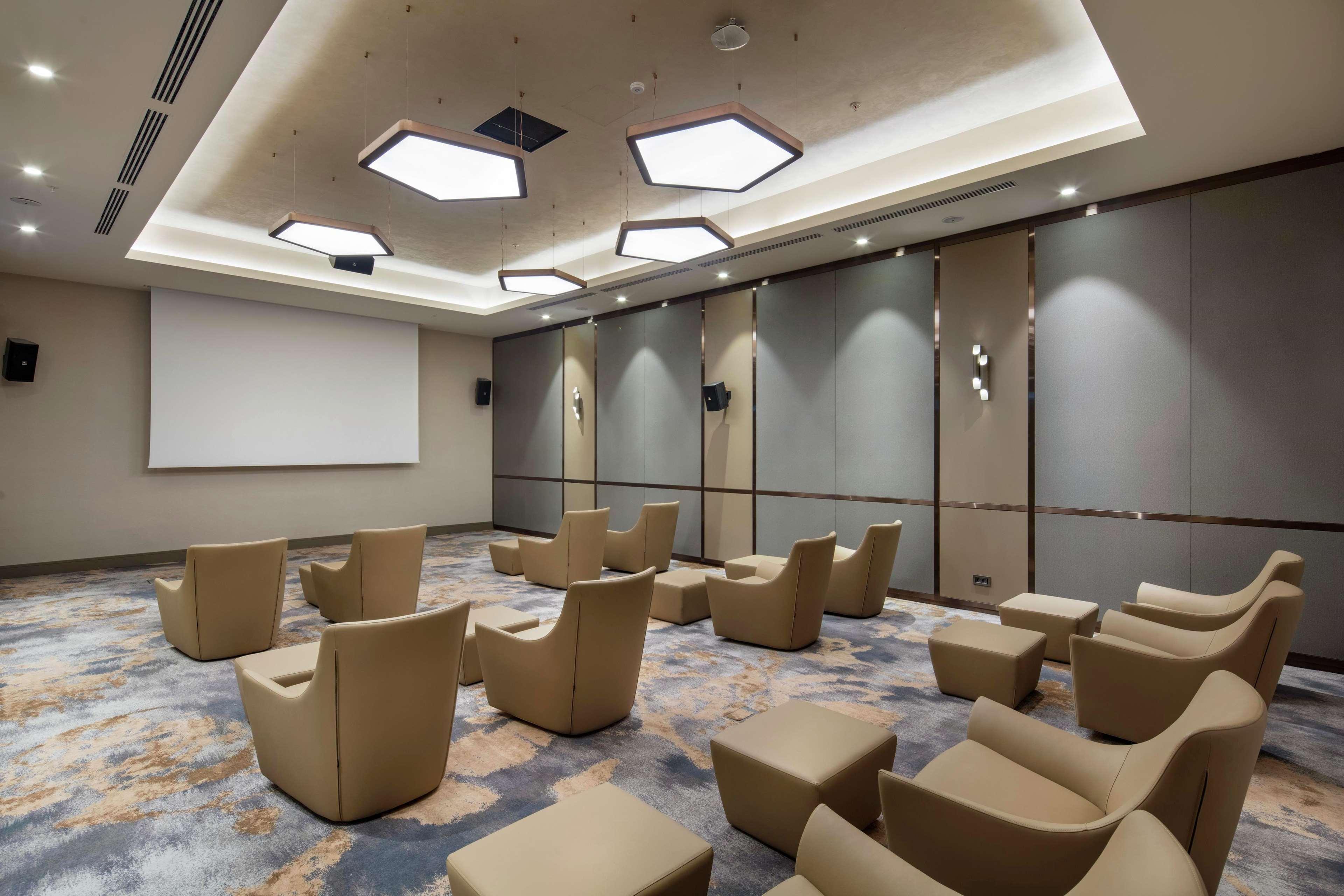 ดับเบิลทรี บาย ฮิลตัน สกอปเย Hotel สโกเปีย ภายนอก รูปภาพ The meeting room