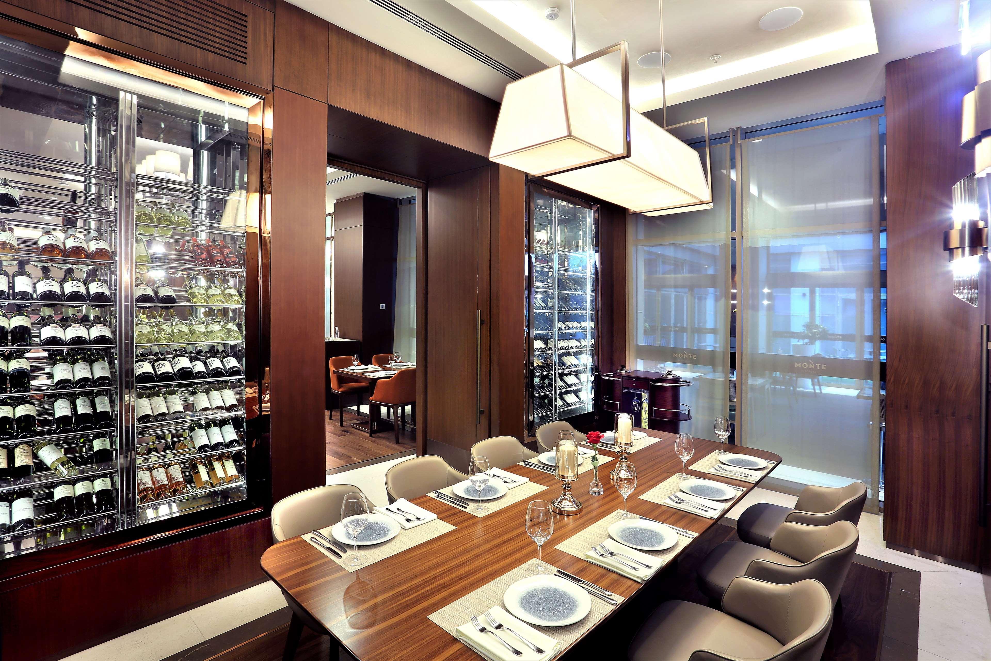 ดับเบิลทรี บาย ฮิลตัน สกอปเย Hotel สโกเปีย ภายนอก รูปภาพ The interior of the restaurant
