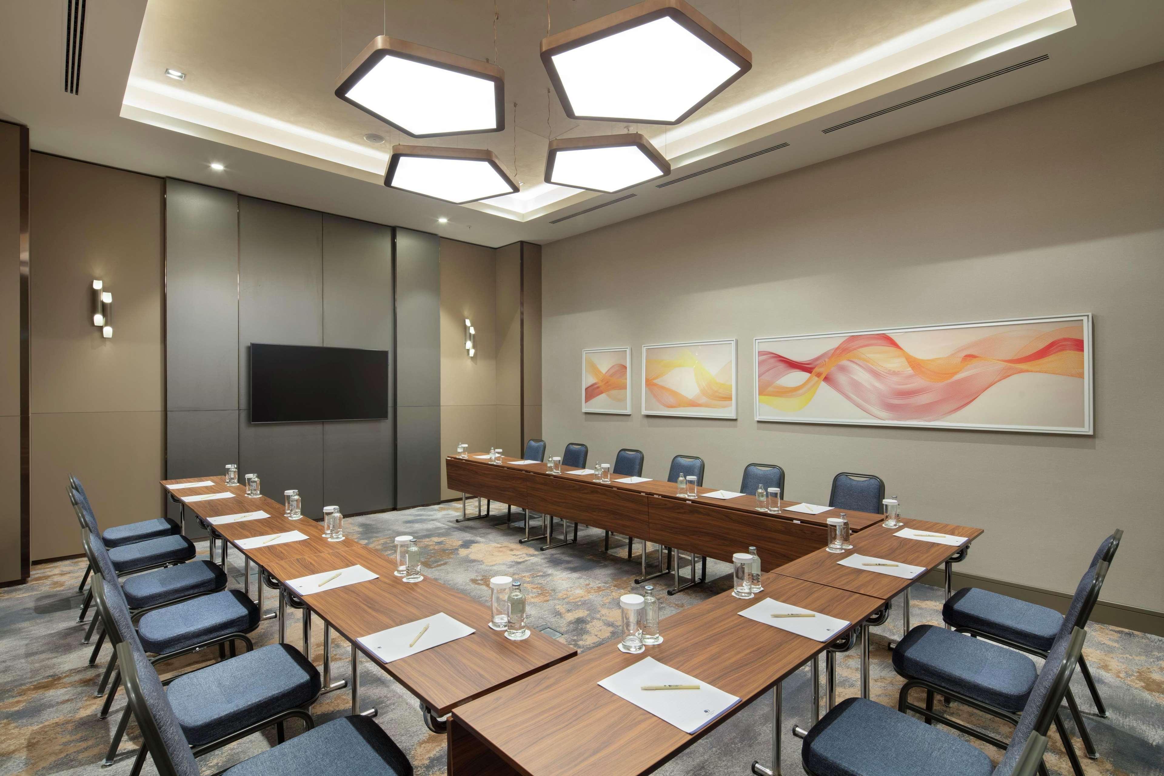 ดับเบิลทรี บาย ฮิลตัน สกอปเย Hotel สโกเปีย ภายนอก รูปภาพ Meeting room