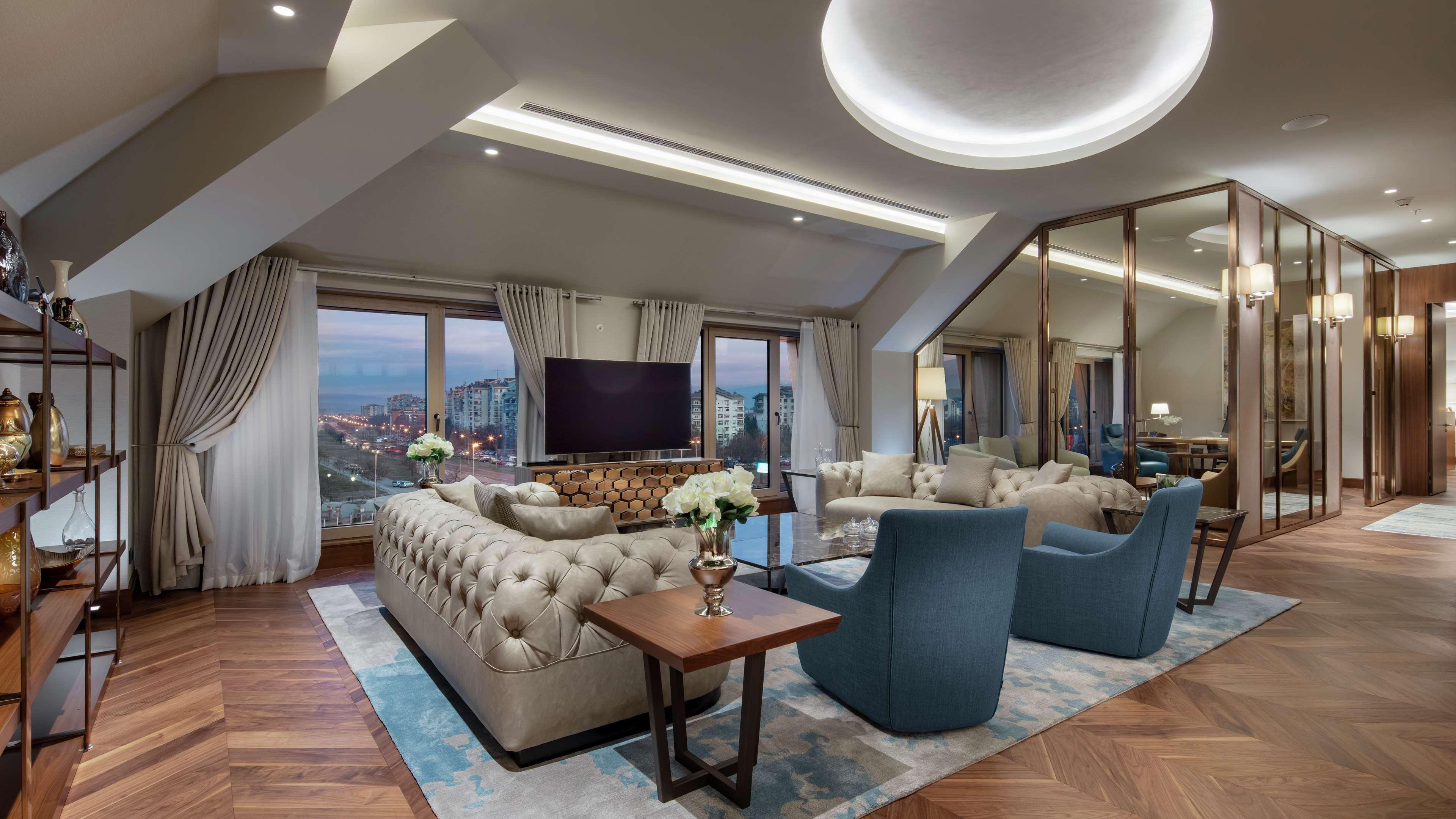 ดับเบิลทรี บาย ฮิลตัน สกอปเย Hotel สโกเปีย ภายนอก รูปภาพ The living room of a suite at the hotel