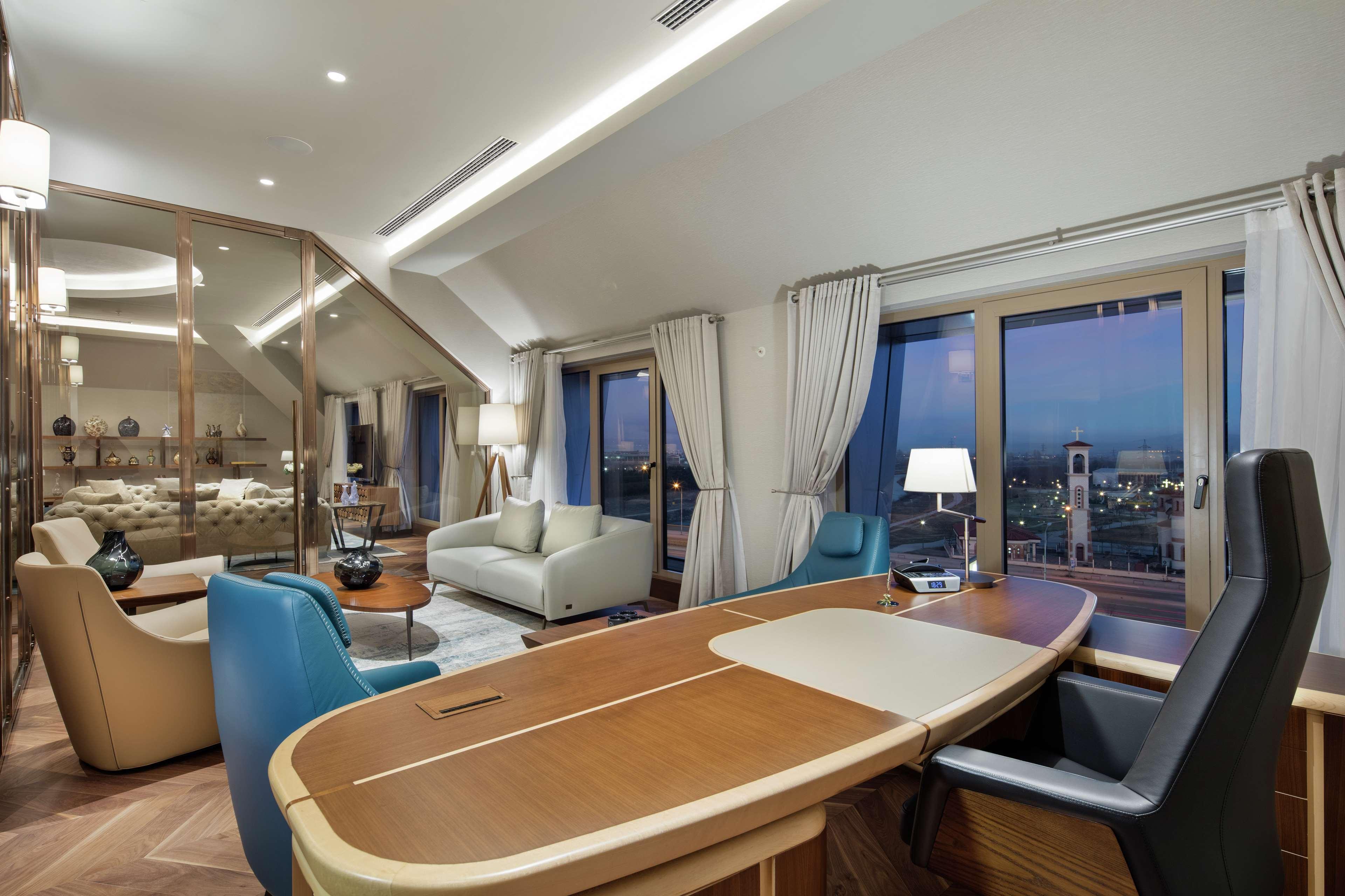 ดับเบิลทรี บาย ฮิลตัน สกอปเย Hotel สโกเปีย ภายนอก รูปภาพ The interior of the presidential suite
