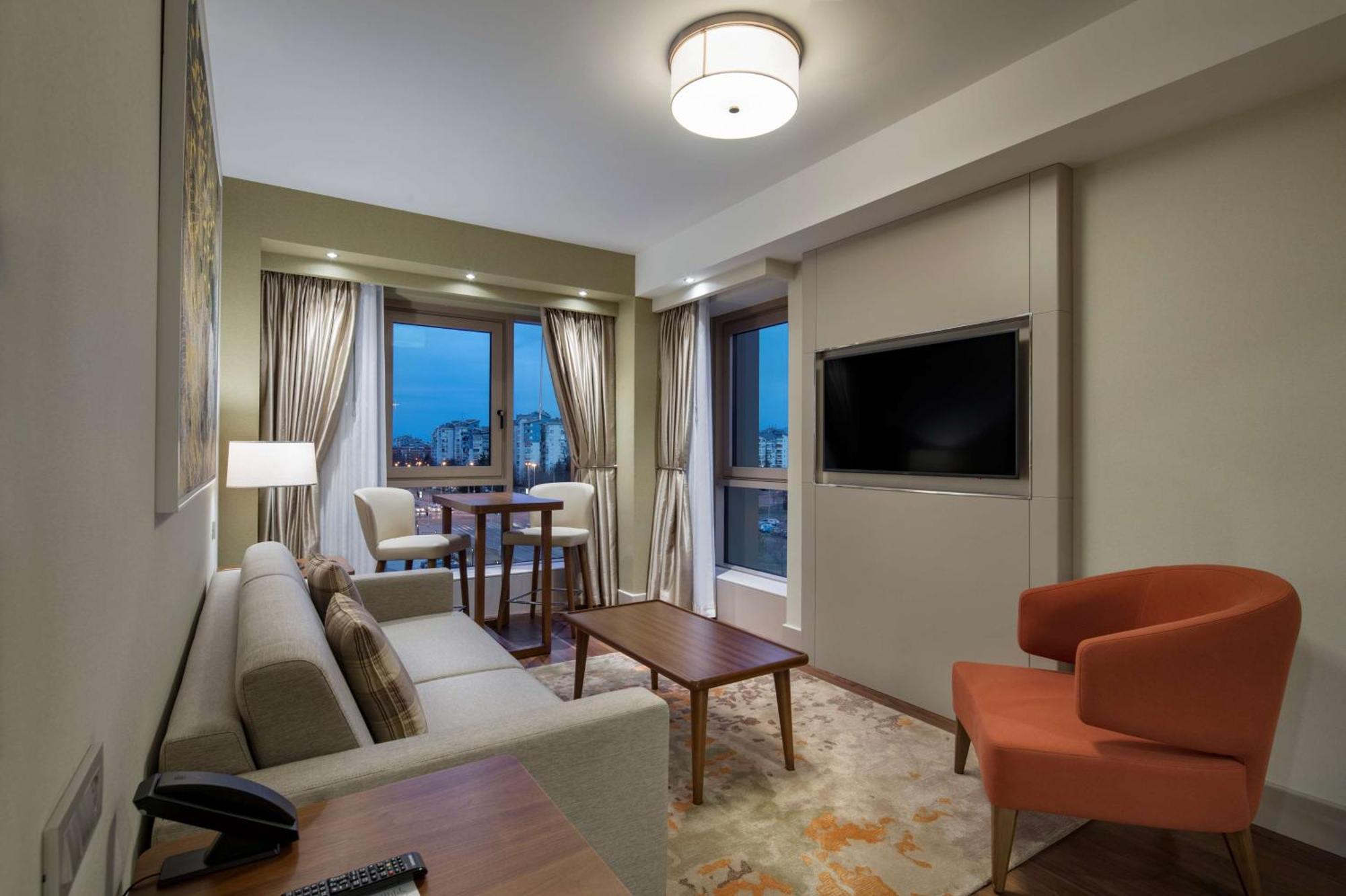 ดับเบิลทรี บาย ฮิลตัน สกอปเย Hotel สโกเปีย ภายนอก รูปภาพ Living room