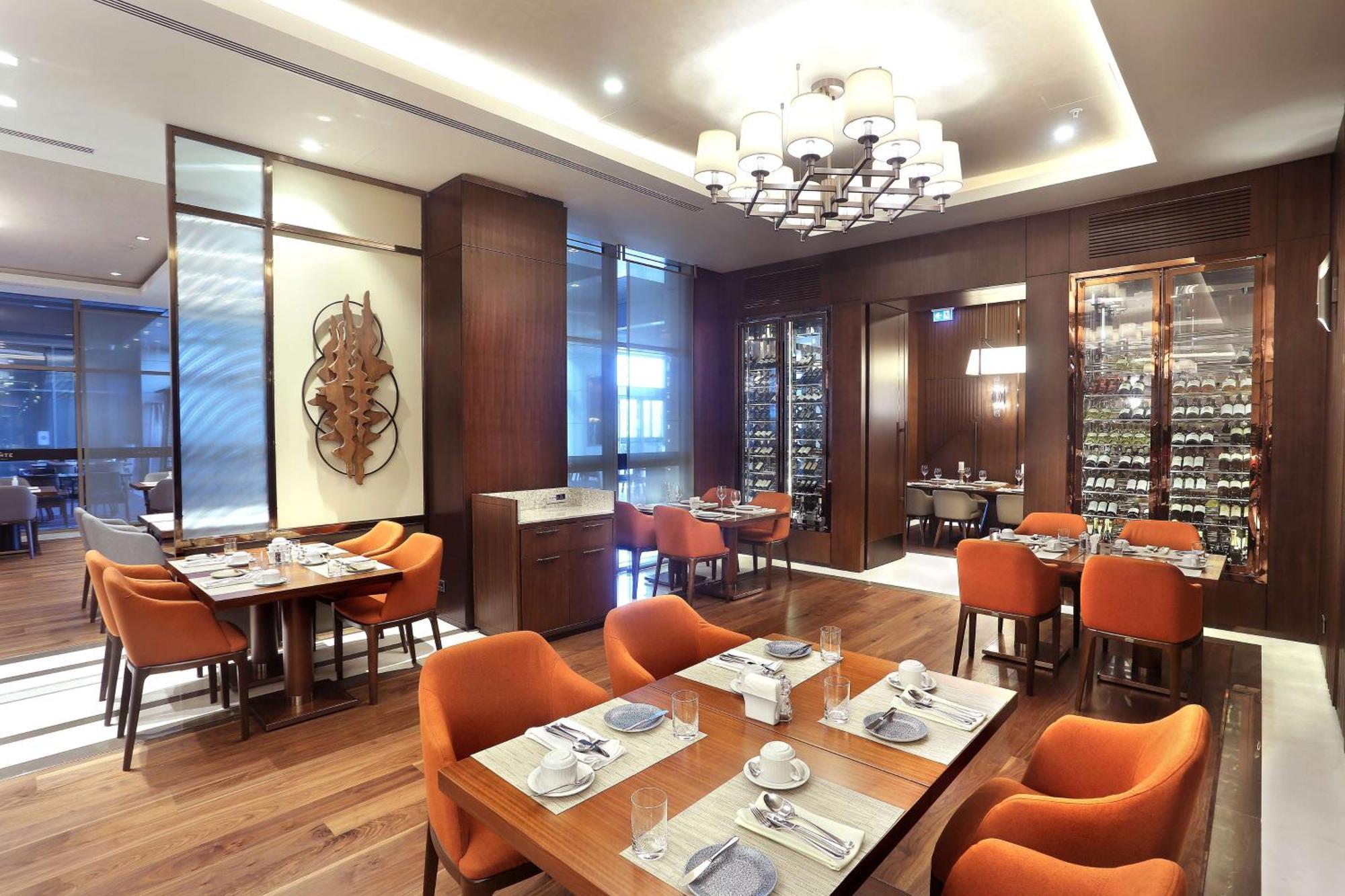 ดับเบิลทรี บาย ฮิลตัน สกอปเย Hotel สโกเปีย ภายนอก รูปภาพ The interior of the restaurant